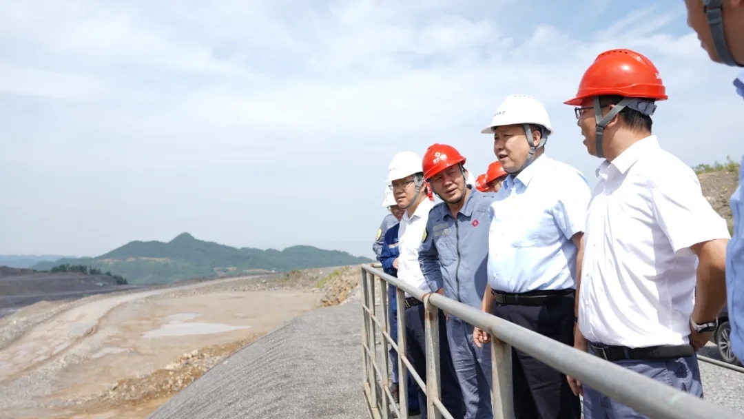 公司總裁、黨委副書(shū)記孟文旺走訪(fǎng)東方希望重慶水泥有限公司